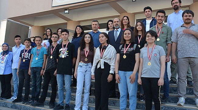 İş İnsanı Ahmet Temiz’den Öğrencilere Karne Hediyesi