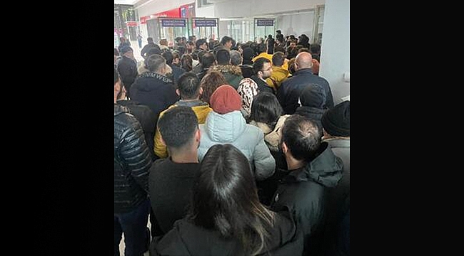 Dilucu Sınır Kapısında Cep Telefonu Kuyruğu