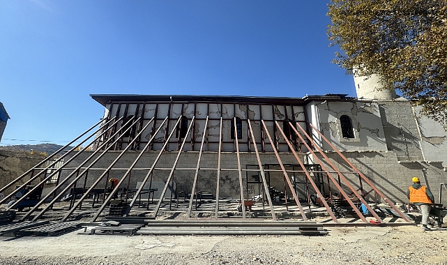 Depremlerde hasar gören ata yadigarı Yeşilyurt Camii Kebir ayağa kaldırılıyor