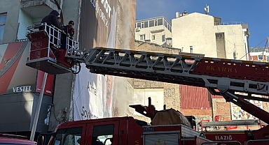 Elazığ'da 4 Katlı Binada Çıkan Yangın Korku Yaratırken, 8 Kişi Kurtarıldı