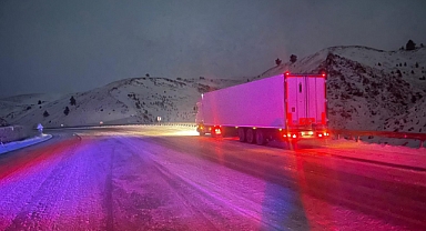 Erzincan'da kar ve tipi nedeniyle ulaşım güçlükle sağlanıyor
