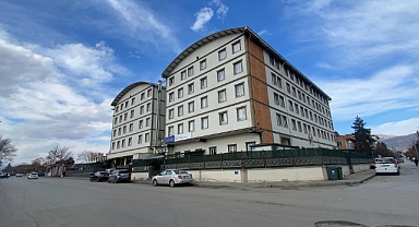 Erzincan'da yüksekten düşerek yaralanan işçi hastanede yaşamını yitirdi