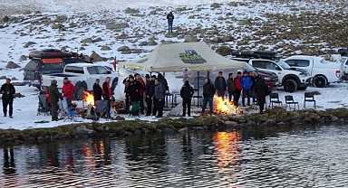 Erzurum'da kar ve buzla kaplı gölet çevresinde off-road etkinliği düzenlendi
