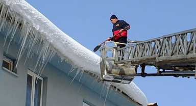 ERZURUM - Üzerine kar ve buz düşen gencin ağır yaralanması kamerada