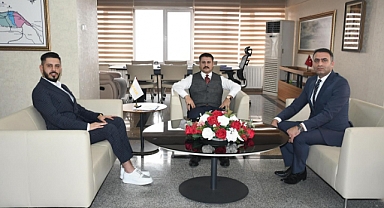 Giovane Gentile Iğdır Bayi Sahibi ve Iğdır Sürücü Kursları Dernek Başkanı, Aralık Kaymakamı'nı Ziyaret Etti