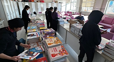 Hakkari'de öğrencilere kaynak kitap desteği
