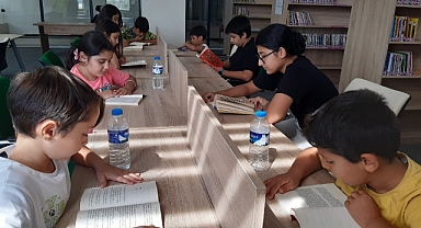 Iğdır 100. Yıl İl Halk Kütüphanesi, çocuklara, gençlere ve yetişkinlere hem eğitimsel hem de sosyal fırsatlar sunuyor.