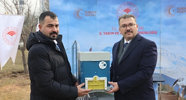 Iğdır’da Arıcılığa Büyük Destek: 1080 Kraliçe Ana Arı Kovanı Üreticilere Dağıtıldı