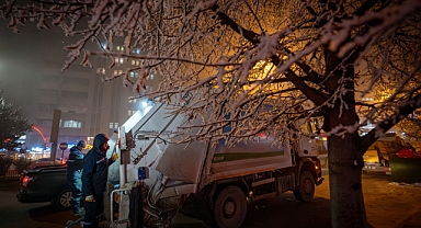 İşçilerin Erzurum'un soğuk sokaklarını gece ayazında temizleme mesaisi zorlu geçiyor