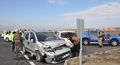 Kars'ta hafif ticari araç ile otomobil çarpıştı, 1'i çocuk 4 kişi yaralandı