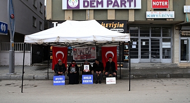 Muşlu aileler DEM Parti binası önündeki 