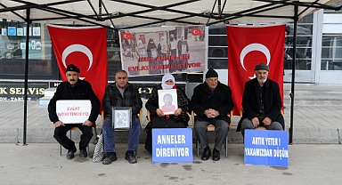 Muşlu aileler DEM Parti binası önündeki 