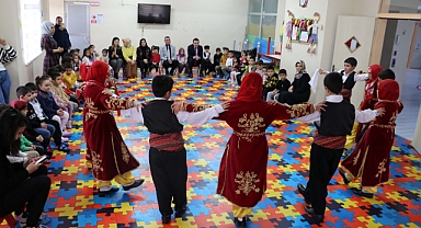 Öğretmenler anaokulu öğrencilerine sosyal ve kültürel değerleri uygulamalı öğretiyor
