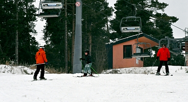 Sezonun açılmadığı Sarıkamış'ta ziyaretçiler kayak keyfine başladı