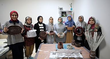 Üniversite öğrencileri çöpe gidecek gazetelerden sepet yapıyor