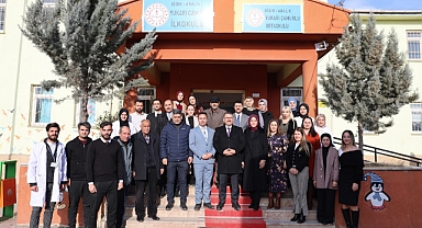 Vali Ercan Turan, Aralık İlçesinde Okul Ziyareti Gerçekleştirerek Kütüphane Açılışına Katıldı