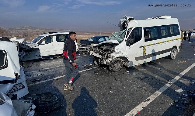Van'da iki ayrı zincirleme trafik kazasında 2 kişi öldü, 15 kişi yaralandı