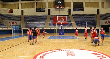 Van'da okullar arası basketbol şampiyonası yapıldı