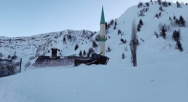 Ardahan'da kullanılmayan cami lojmanına çığ düştü