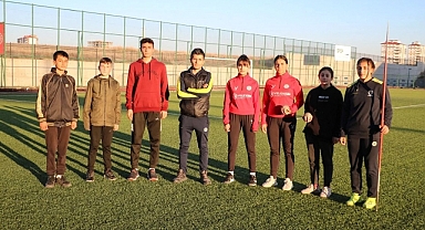 Atletizmde geleceğin şampiyon sporcularını yetiştirmek için ter döküyor