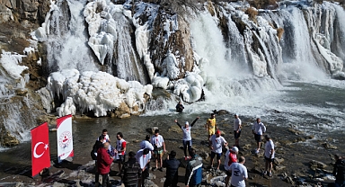 Doğaseverler kısmen donan Muradiye Şelalesi'nin döküldüğü alanda yüzdü