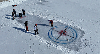 Erzincan'da donan göl üzerinde curling heyecanı