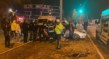 Erzincan’da kaza yapan araçta sıkışan sürücüyü itfaiye ekipleri kurtardı