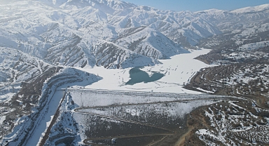 Erzincan'daki Göyne Barajı'nın büyük bölümü kar ve buzla kaplandı