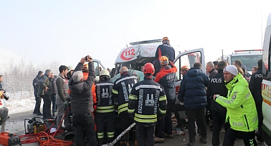 Erzurum'da ambulansların karıştığı iki kazada 6'sı sağlık çalışanı 8 kişi yaralandı