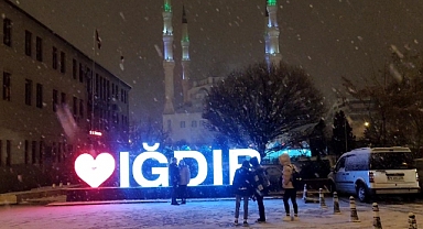 Iğdır'a Yılın İlk Karı Düştü: Kartpostallık Görüntüler Oluştu