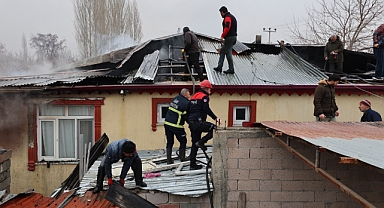 Iğdır'da bir ev ile iki ahır yanarak kullanılamaz hale geldi