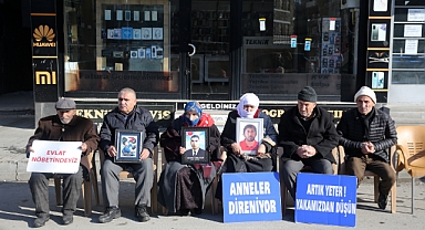 Muşlu aileler DEM Parti binası önündeki 