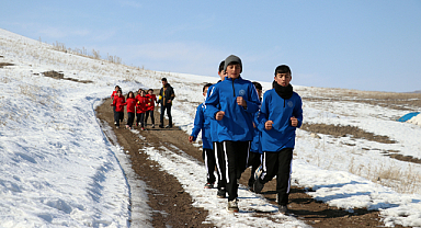 Ağrı'nın dağ köyündeki çocuk atletlerin şampiyonluk hayaline kar kış engel olmuyor