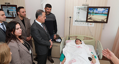 Bingöl Valisi Usta, otobüs kazasında yaralananları ziyaret etti: