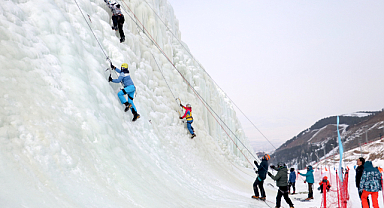 Çığda vefat eden Erzurumlu dağcı Mustafa Tekin anısına buz tırmanışı etkinliği
