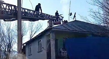 Elazığ'da baca yangınına müdahale ederken çatıdan düşen itfaiye eri yaralandı