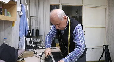 Erzincan'ın emektar terzisi 12 metrekarelik dükkanında yıllardır gömlek dikiyor