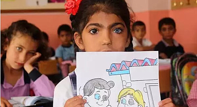 Farklı göz renkleri olan kız kardeşler görenleri şaşırtıyor