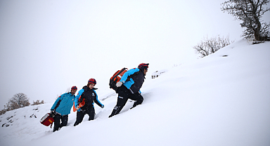 Karlı yolları aşıp mahsur kalan hastalara ulaşıyorlar