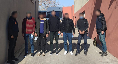 Kars'ta Afganistan uyruklu 5 düzensiz göçmen sahte pasaportla yakalandı