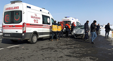 Kars'ta otomobil ile hafif ticari aracın çarpıştığı kazada 9 kişi yaralandı