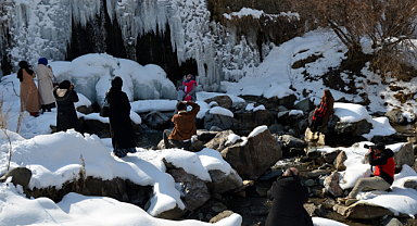 Muş'ta fotoğrafçılık kursiyerleri, tarihi mekanları ve donan şelaleleri görüntüledi