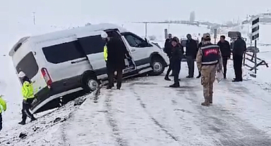 Muş'ta köprünün korkuluğuna çarpan servisteki 8 öğretmen yaralandı