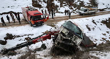 Muş'ta uçurumdan yuvarlanan vinç kullanılamaz hale geldi