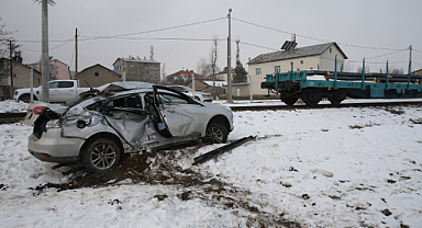 Muş'ta yük treninin çarptığı otomobildeki sürücü yaralandı