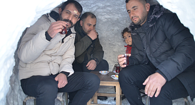 Muşlu esnaf müşterilerine yaptığı igluda çay ikram etti