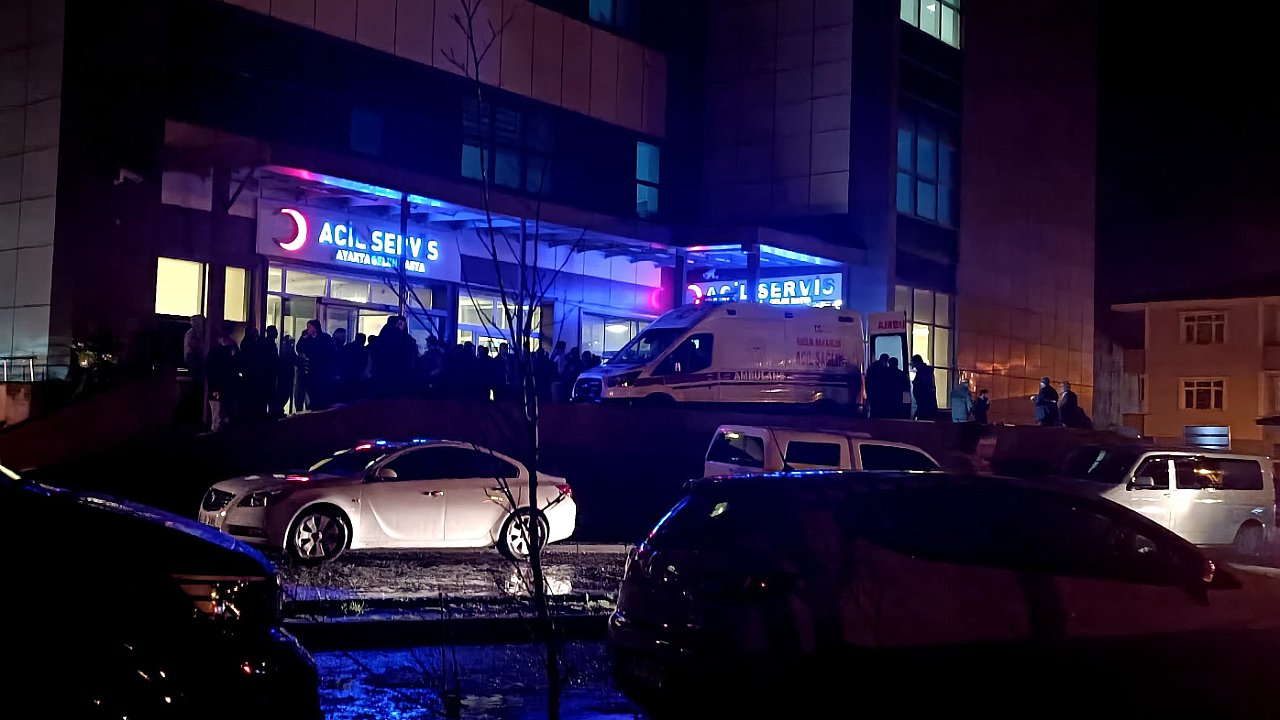 KARS'TA DÜĞÜN SALONU ÖNÜNDE AKRABALAR ARASINDA BIÇAKLI KAVGA: 1 ÖLÜ, 1 YARALI