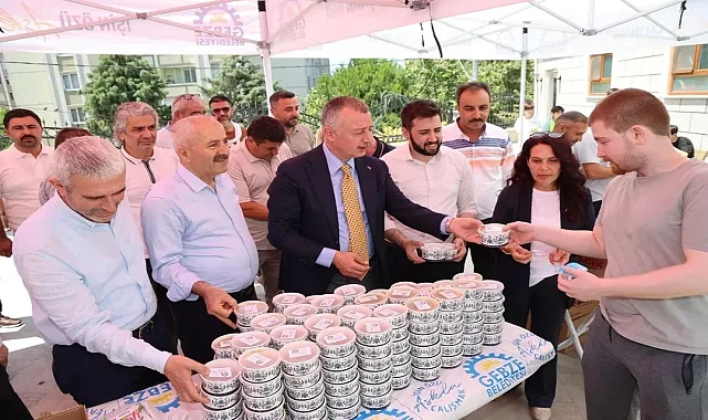 Başkan Büyükakın, Gebze'de aşure dağıttı