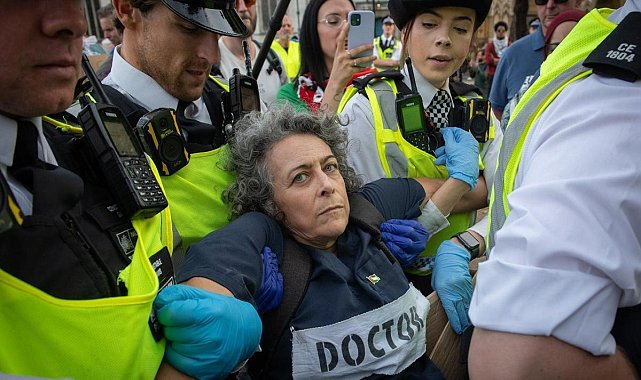 İngiltere'de Palestine Action müdahalesi: 890 gözaltı - Dünya Haberleri CNN TÜRK