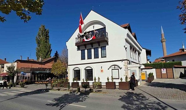 Kosovalı 102 kadın, Türkiye Cumhuriyeti'nin kuruluşunun 102. yıldönümü için bayrak ördü